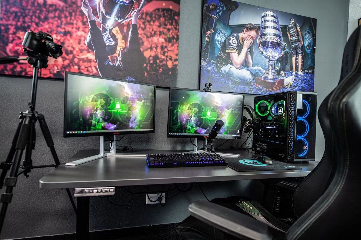 Escriptori gaming amb teclat i llums RGB